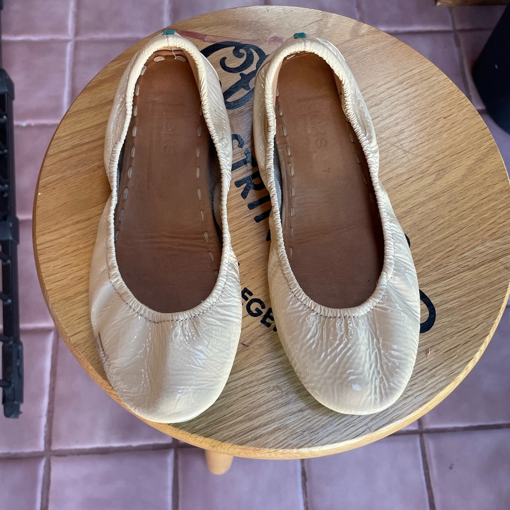 SOLD—Tieks size 7 Foldable Patent Leather Ballet Flats EUC - Picture 4 of 12